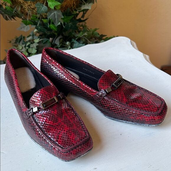 Stuart Weitzman Ruby Red Serpentine Slip On Oxfords Loafers Size 8.5 M - Picture 11 of 11